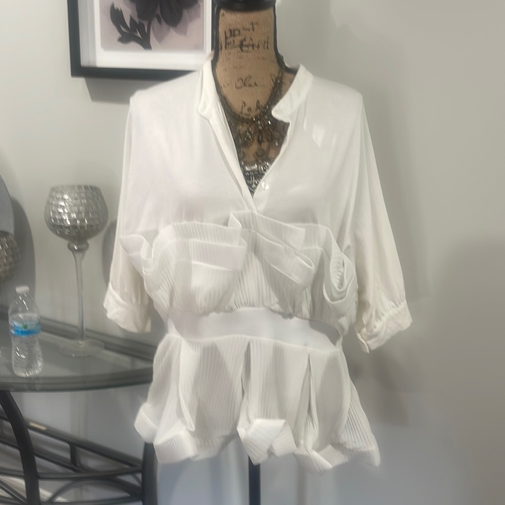 If you want something unusual, you’ll find it in this beautiful white